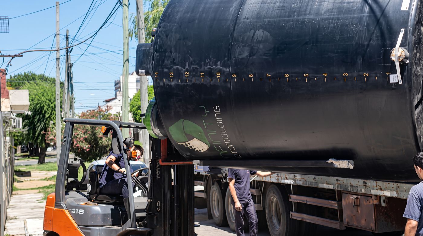 Descarga de un tanque de 15.000 litros con autoelevador