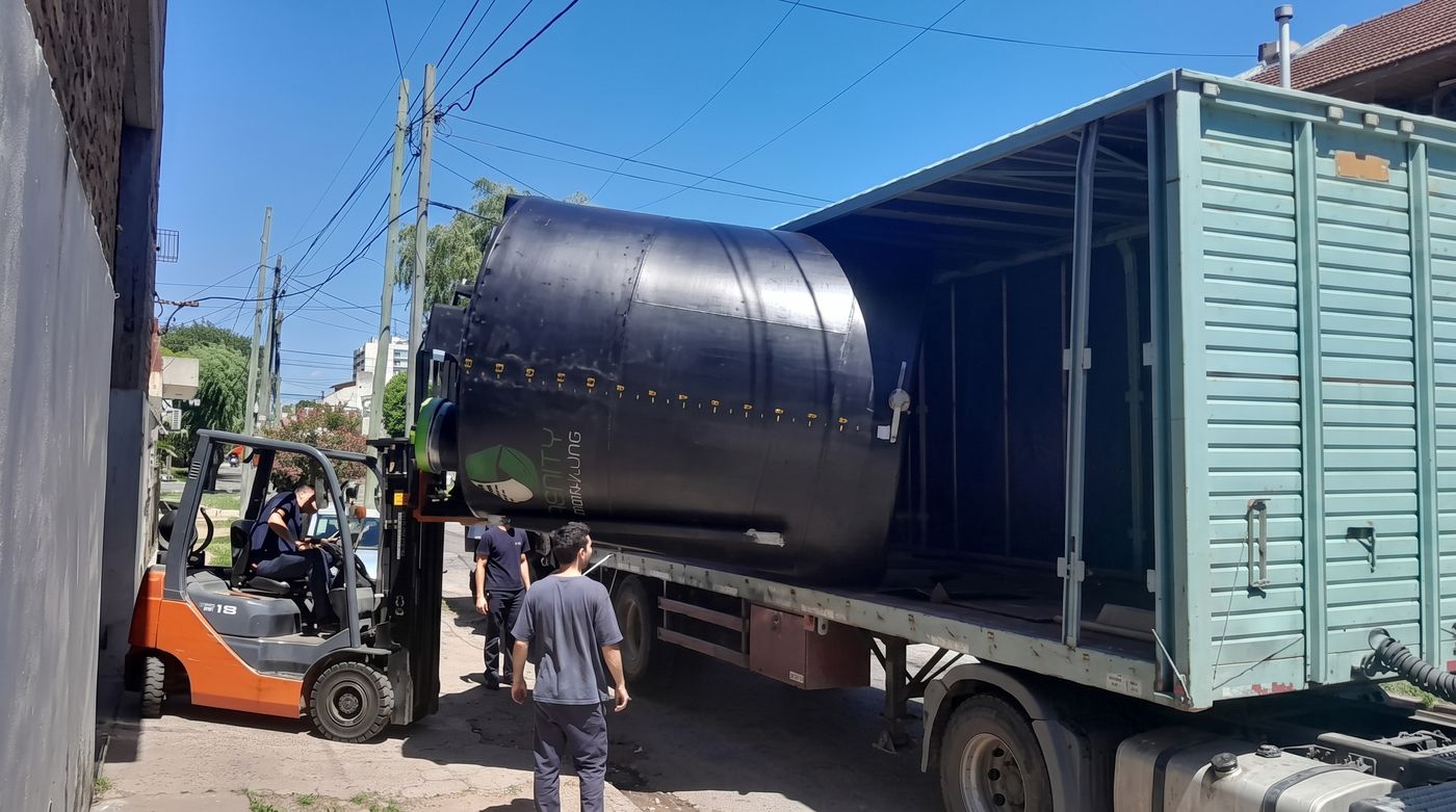 Tanque de 15.000 litros entrando a un camión