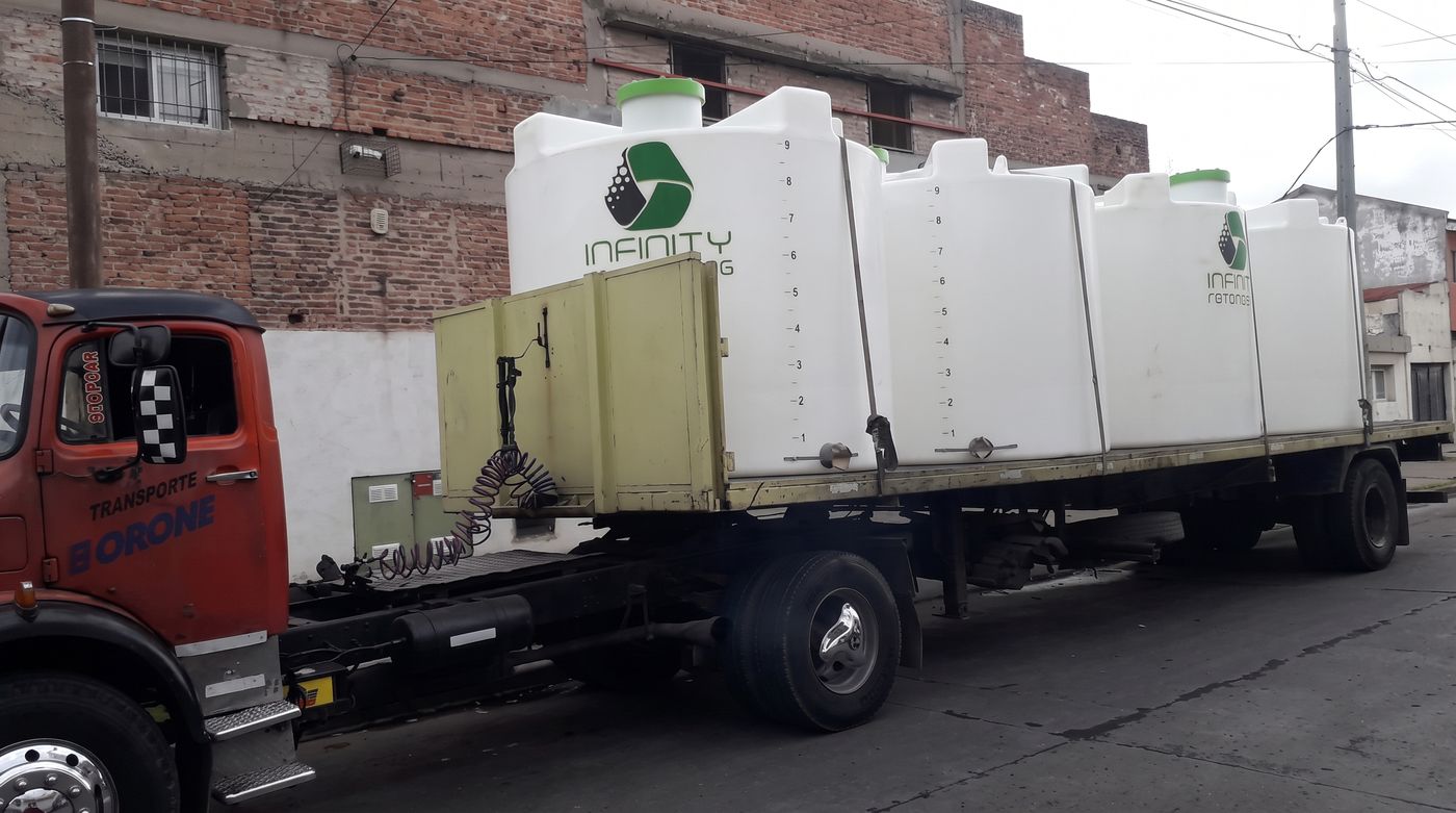 Camión con cuatro tanques grandes rotomoldeados